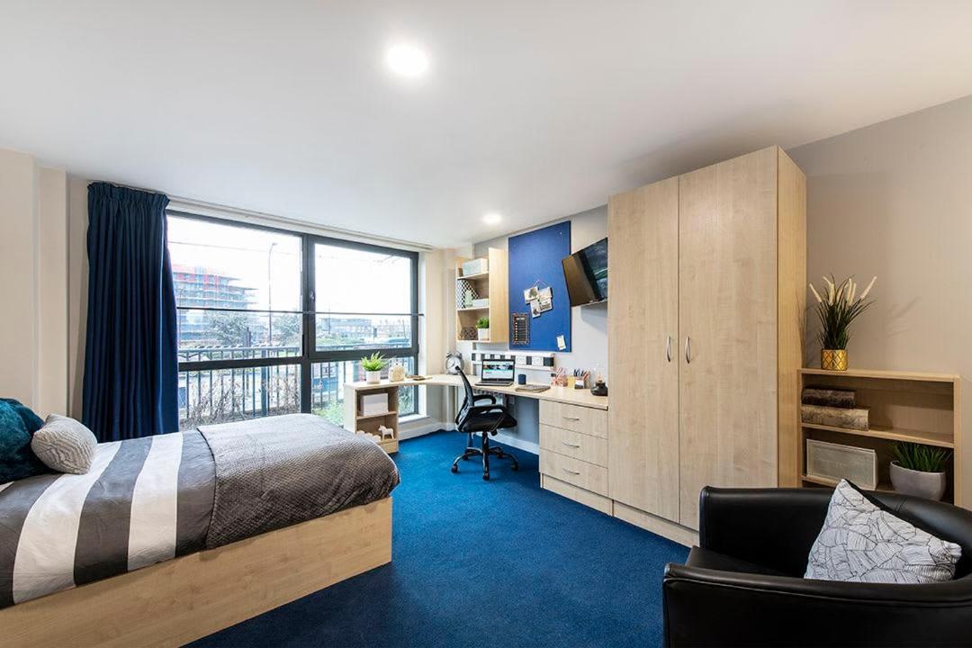3 In * Sheffield